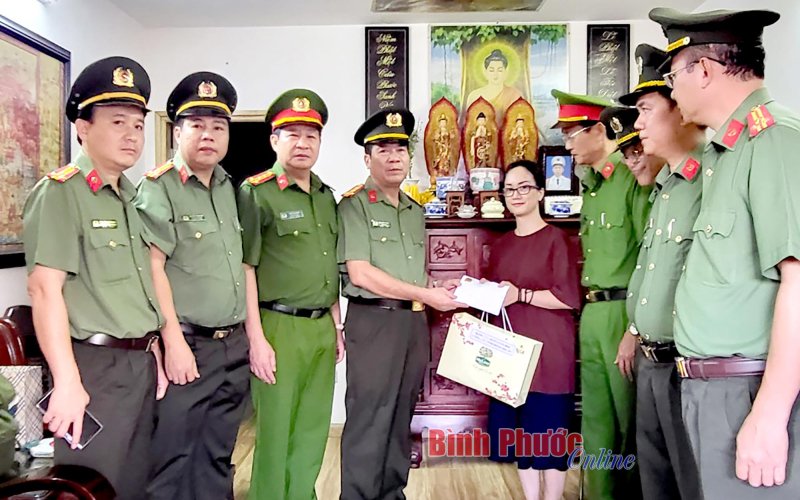 Công an tỉnh Bình Phước tri ân gia đình 3 liệt sĩ là cảnh sát PCCC&CNCH Công an TP. Hà Nội