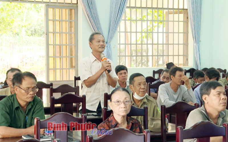 Cử tri phường Phú Đức phản ánh xe quá tải làm hỏng đường giao thông