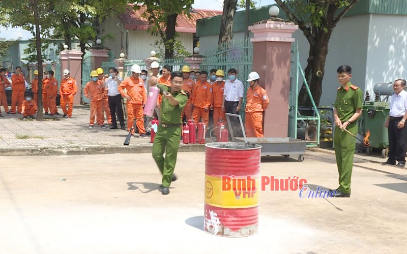 Điện lực Bình Phước huấn luyện nghiệp vụ phòng cháy, chữa cháy