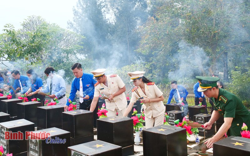 Đoàn đại biểu dự Đại hội Đoàn TNCS Hồ Chí Minh tỉnh Bình Phước lần thứ XII viếng nghĩa trang liệt sĩ