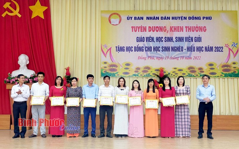 Đồng Phú tuyên dương, khen thưởng 158 giáo viên, học sinh