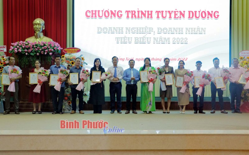 Đồng Xoài tuyên dương doanh nghiệp, doanh nhân tiêu biểu năm 2022