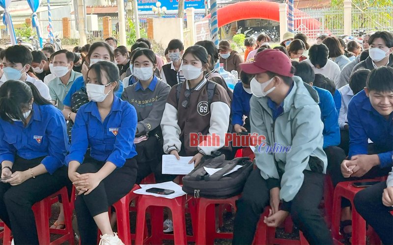 Gần 100 lao động tham gia phiên giao dịch việc làm huyện Lộc Ninh