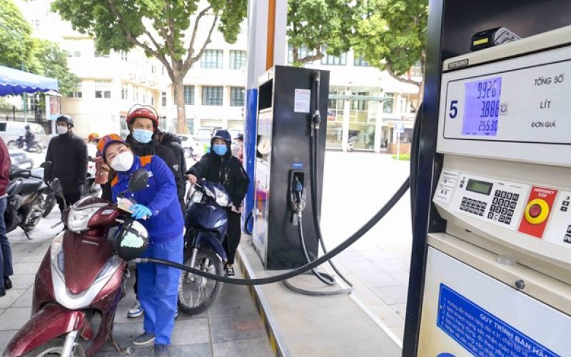 Giảm 3 lần liên tiếp, giá xăng RON95-III về mức 21.400 đồng mỗi lít