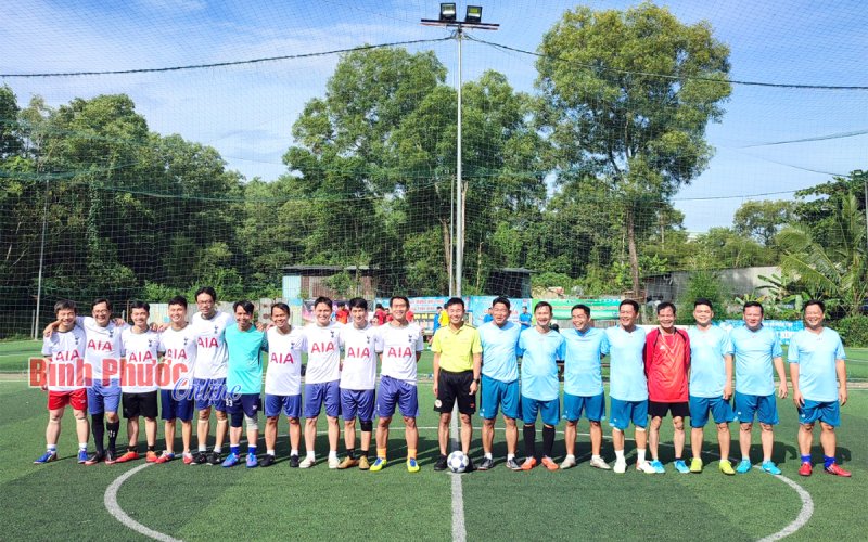 Giao lưu bóng đá chào mừng kỷ niệm 40 năm ngày Nhà giáo Việt Nam