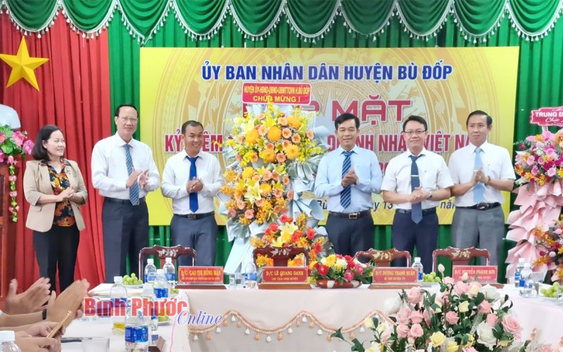 Hội Doanh nghiệp Bù Đốp ủng hộ Quỹ vì người nghèo huyện 200 triệu đồng