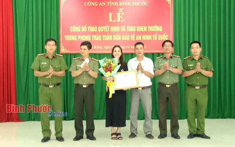 Khen thưởng chủ cửa hàng Viettel ngăn chặn vụ lừa đảo qua mạng 100 triệu đồng