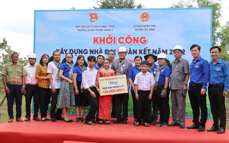 Khóa 5, Trường Đoàn Trung ương II tặng 120 triệu đồng xây dựng nhà đại đoàn kết cho huyện Lộc Ninh