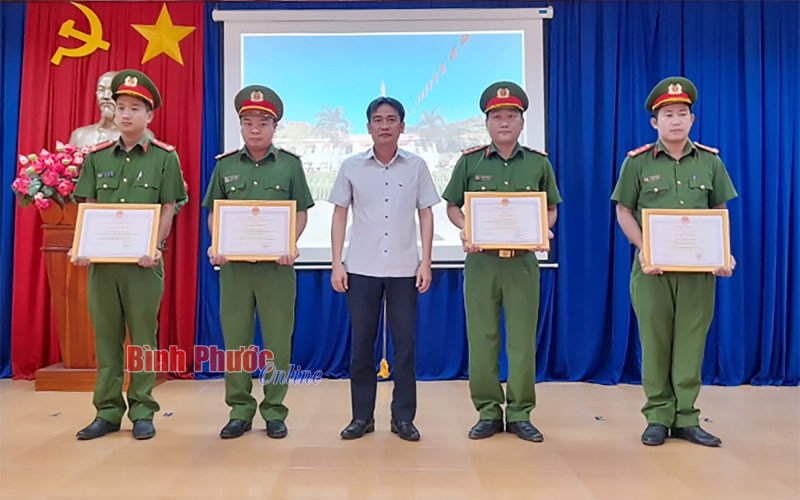 Làm rõ vụ trộm tài sản của người nước ngoài, 1 tập thể, 4 chiến sĩ công an được khen thưởng