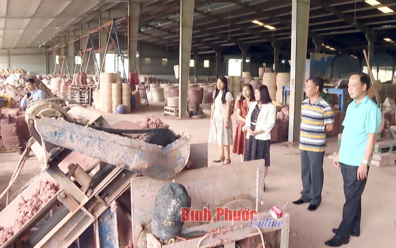 Lãnh đạo Ban Tuyên giáo Tỉnh ủy Bình Phước thăm Công ty TNHH MTV gốm Tiến Hùng