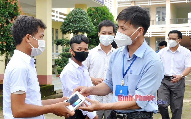Năm học 2021-2022, Bình Phước huy động hơn 27 tỷ đồng hỗ trợ học sinh học trực tuyến