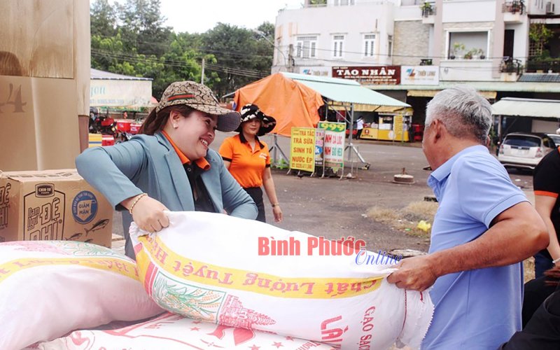 Phú Riềng: 3,5 tấn hàng hóa hỗ trợ người dân huyện Kỳ Sơn, tỉnh Nghệ An khắc phục hậu quả thiên tai 