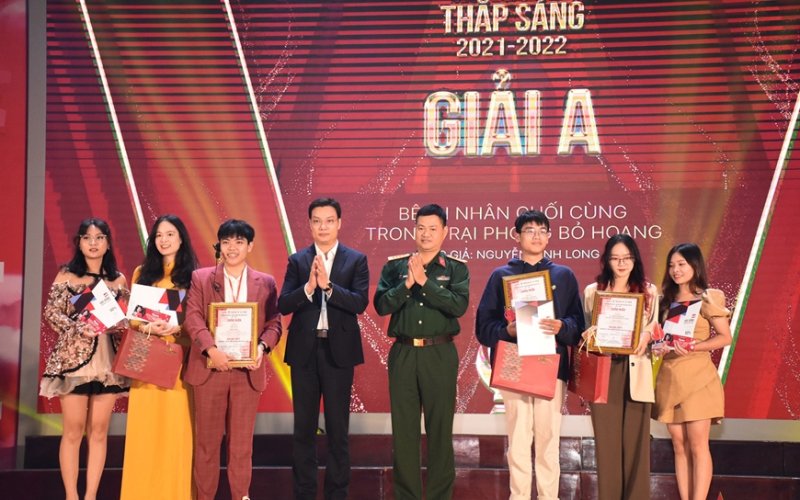 Trao Giải báo chí - truyền thông thắp sáng 2021 - 2022