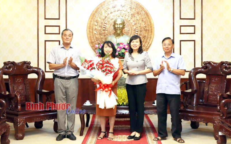 Trao quyết định thôi việc theo nguyện vọng cho Phó chánh Văn phòng Tỉnh ủy Phạm Thị Hương