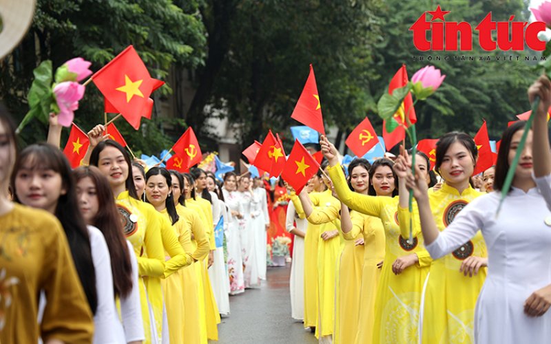 1.000 người đồng diễn tại Lễ hội &Aacute;o d&agrave;i du lịch H&agrave; Nội 2023 tr&ecirc;n phố đi bộ Hồ Ho&agrave;n Kiếm