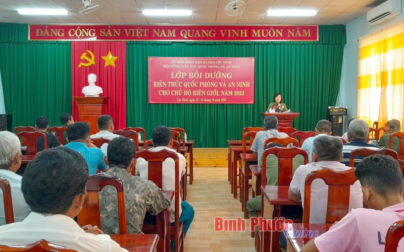 70 chủ hộ biên giới Lộc Ninh được cập nhật kiến thức quốc phòng