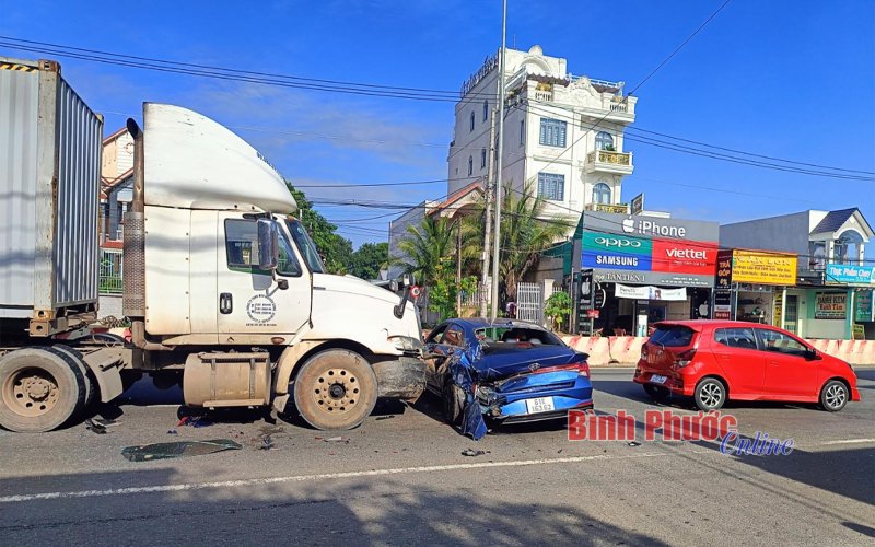 Bình Phước: Dừng đèn đỏ, 2 ô tô bất ngờ bị xe container tông 