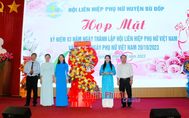 Bù Đốp: Tuyên dương cán bộ, hội viên phụ nữ tiêu biểu