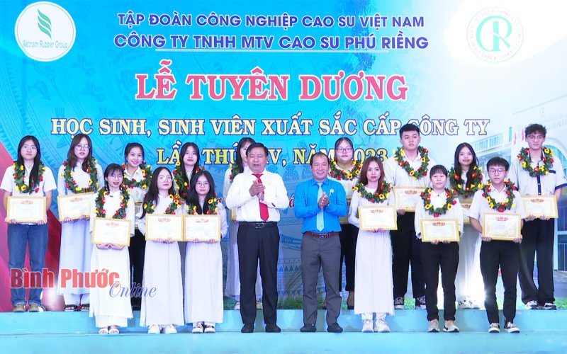 Cao su Phú Riềng tuyên dương 130 học sinh, sinh viên xuất sắc