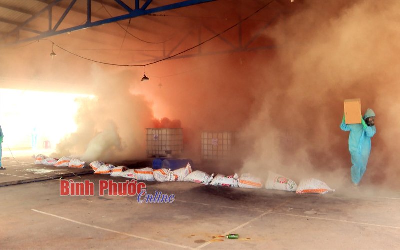 Chơn Thành: Diễn tập phòng thủ dân sự ứng phó sự cố rò rỉ hóa chất