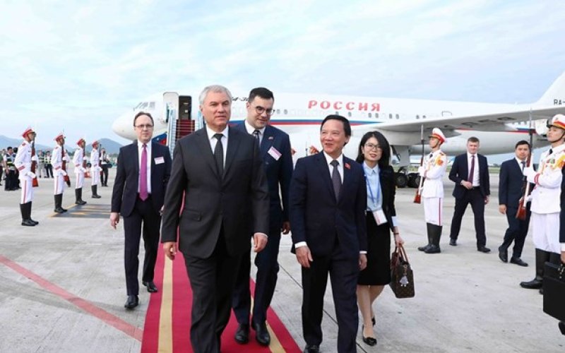 Chủ tịch Duma Quốc gia Quốc hội Nga đến Hà Nội, bắt đầu thăm Việt Nam