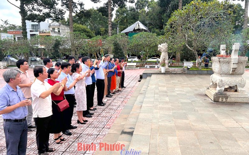 Đoàn công tác 2 tỉnh Bình Phước và Kon Tum dâng hương tại các di tích lịch sử
