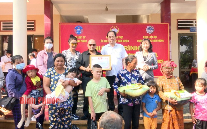 Đoàn Luật sư tỉnh Bình Phước tặng quà người nghèo tại huyện Lộc Ninh