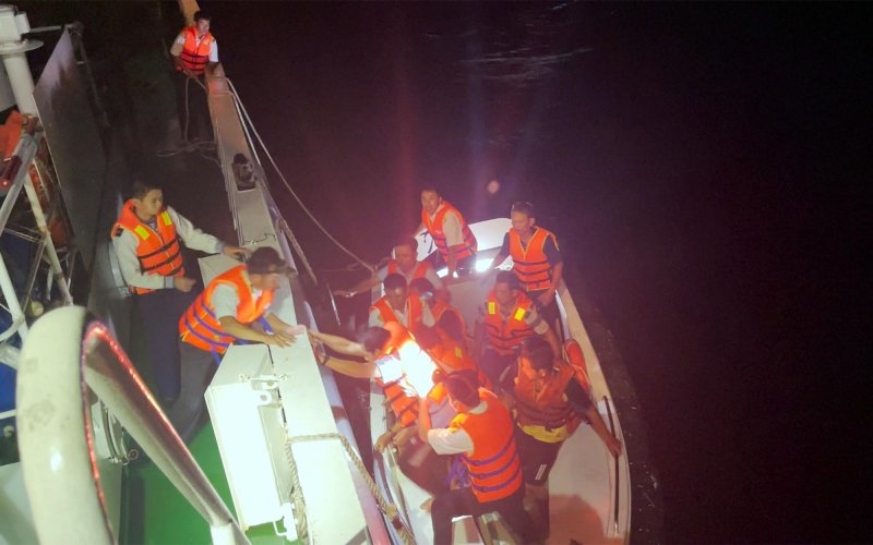 Đón 81 ngư dân và 2 thi thể đưa vào đất liền