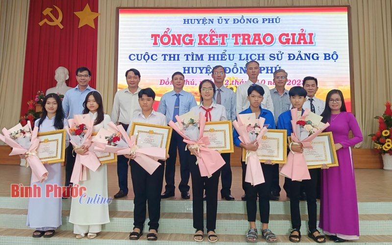 Đồng Phú trao giải cuộc thi tìm hiểu lịch sử Đảng bộ huyện