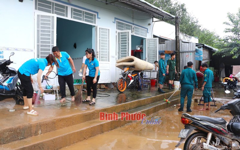 Đồng Xoài: Các lực lượng giúp dân dọn dẹp sau ngập lụt