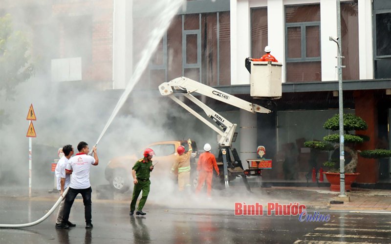 Đồng Xoài diễn tập phương án chữa cháy và cứu nạn, cứu hộ