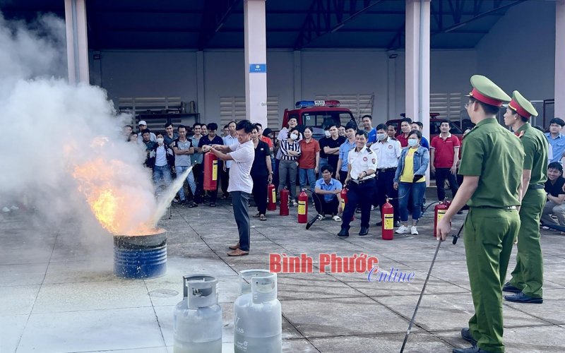 Đồng Xoài: Hơn 100 cán bộ, nhân viên ngân hàng tập huấn phòng cháy, chữa cháy 