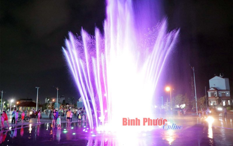 Đồng Xo&agrave;i vận h&agrave;nh nhạc nước tại quảng trường th&agrave;nh phố