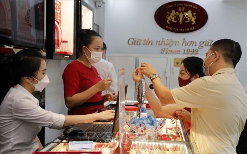 Giá vàng sáng 20-10 tiến sát mốc 71 triệu đồng/lượng