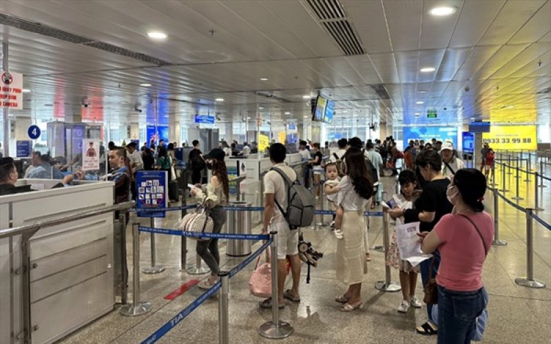 Giá vé máy bay Tết 2024 cao ngất ngưởng, nhiều chặng đã hết vé