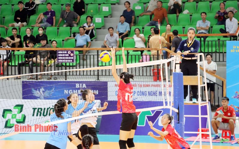 Giải bóng chuyền U23 quốc gia: Hấp dẫn cuộc đua phân hạng