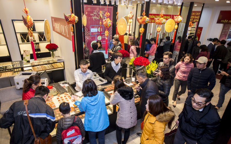 Giảm mạnh phiên đầu tuần, giá vàng SJC lùi xa mốc 71 triệu đồng