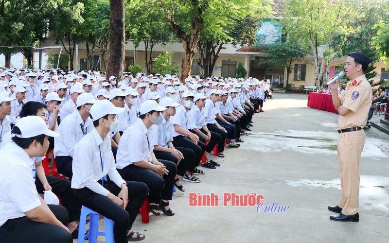 Học sinh Trường THPT Đồng Xoài tìm hiểu pháp luật giao thông
