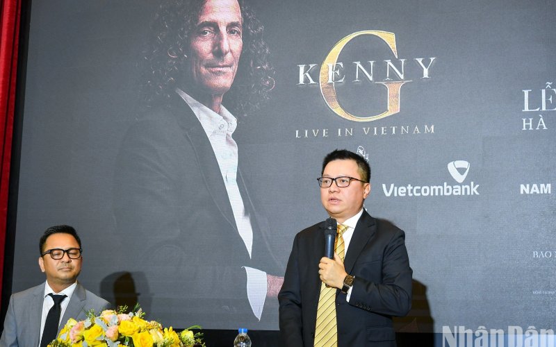 Kenny G biểu diễn ở Việt Nam trong dự &aacute;n &acirc;m nhạc quốc tế do B&aacute;o Nh&acirc;n D&acirc;n khởi xướng