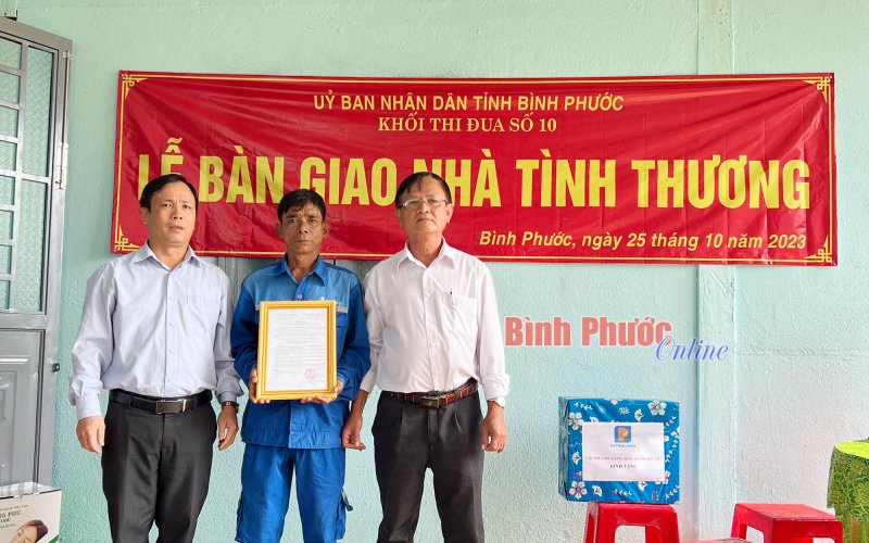 Khối thi đua số 10 trao tặng 3 nhà tình thương