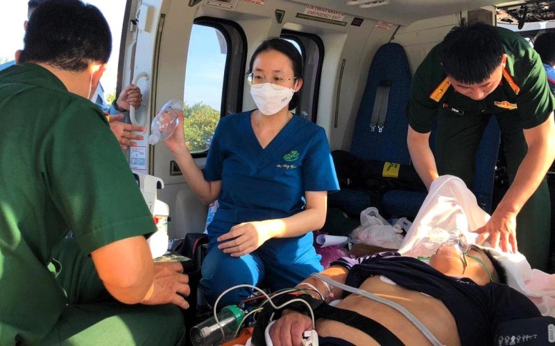 Kịp thời đưa ngư dân gặp nạn vào đất liền chữa trị