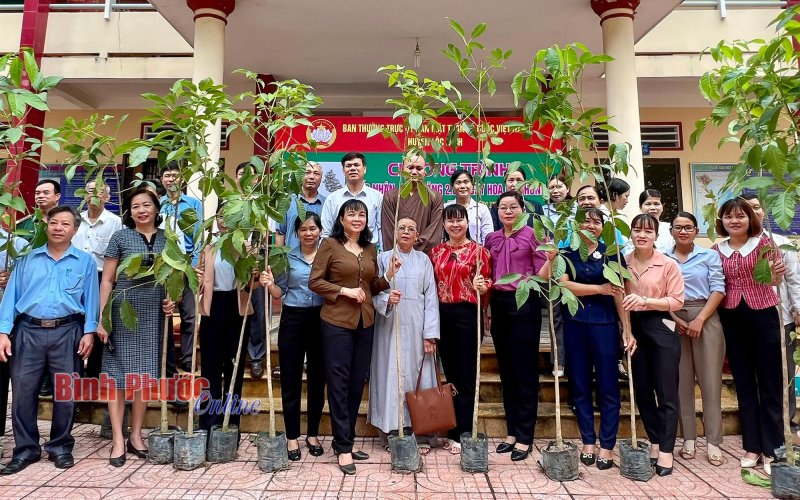 Lộc Ninh tiếp nhận, trao tặng 2.000 cây hoa kèn hồng