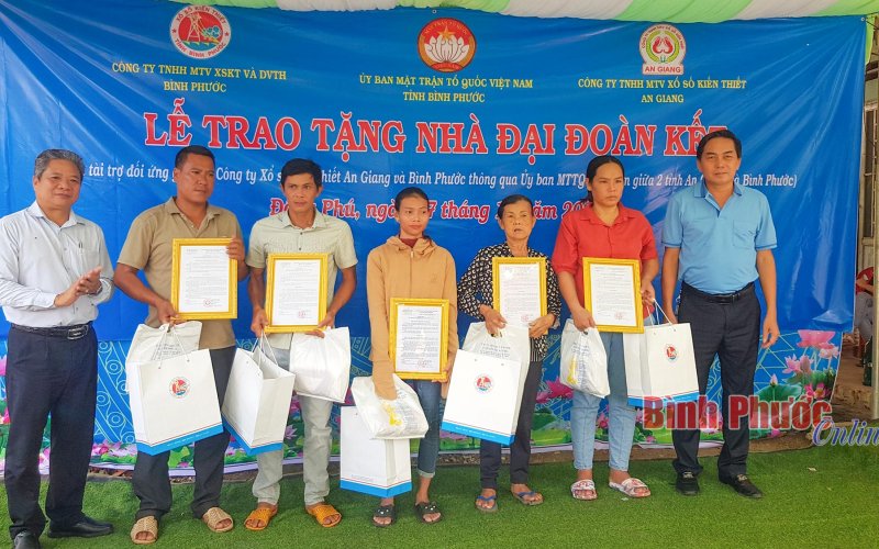 Bàn giao 5 căn nhà đại đoàn kết cho hộ nghèo