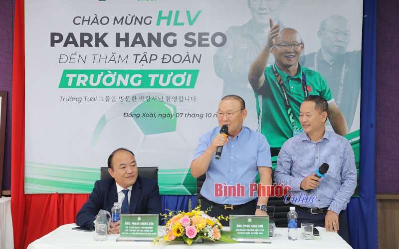 Nguyên HLV trưởng đội tuyển bóng đá Việt Nam Park Hang - Seo thăm và làm việc với Tập đoàn Trường Tươi