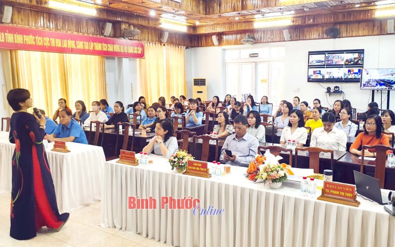 Nói chuyện chuyên đề "Hành trang cho phụ nữ trong thời đại mới"