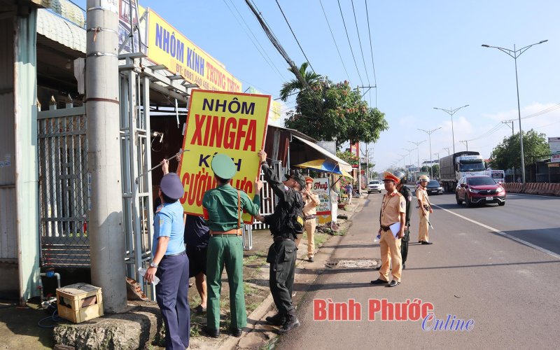 Phối hợp tuyên truyền, xử lý lấn chiếm lòng, lề đường tại chợ Tân Tiến