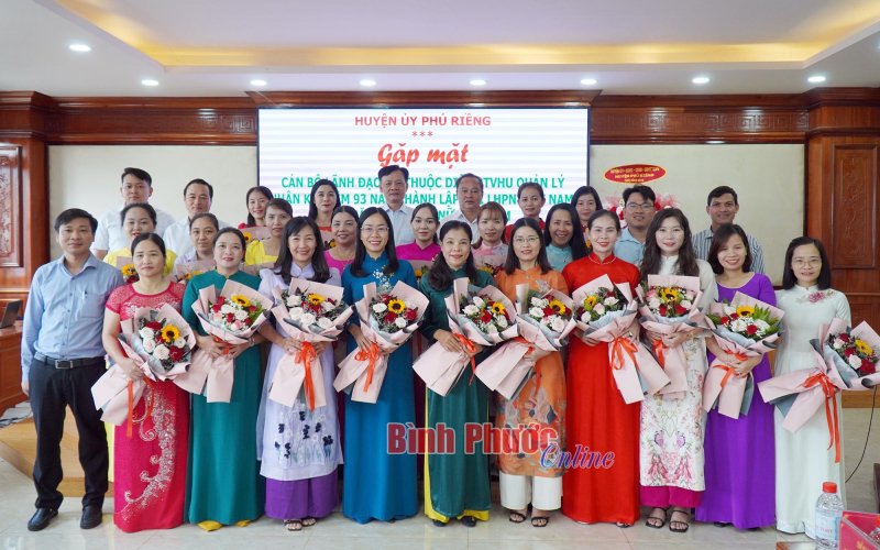 Phú Riềng: Gặp mặt cán bộ nữ dịp 20-10