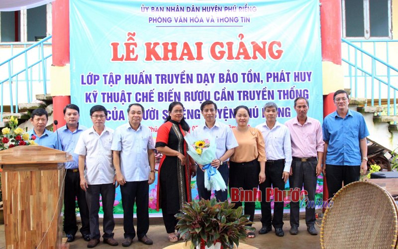 Ph&uacute; Riềng: Truyền đạt kỹ thuật chế biến rượu cần truyền thống cho đồng b&agrave;o d&acirc;n tộc S&rsquo;ti&ecirc;ng