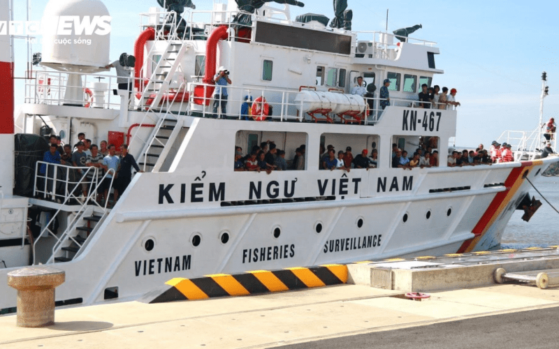 Tàu Hải quân chở 83 ngư dân gặp nạn trên biển về đến đất liền