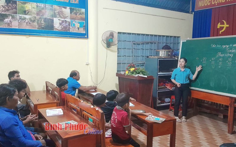 Thắp niềm tin từ lớp học xóa mù chữ